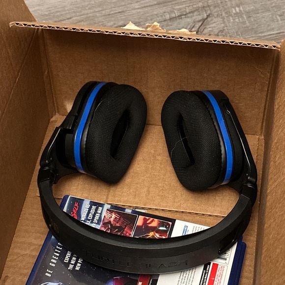 Wireless Gen 2 600 Stealth Headphones:** - Picture 2 of 2